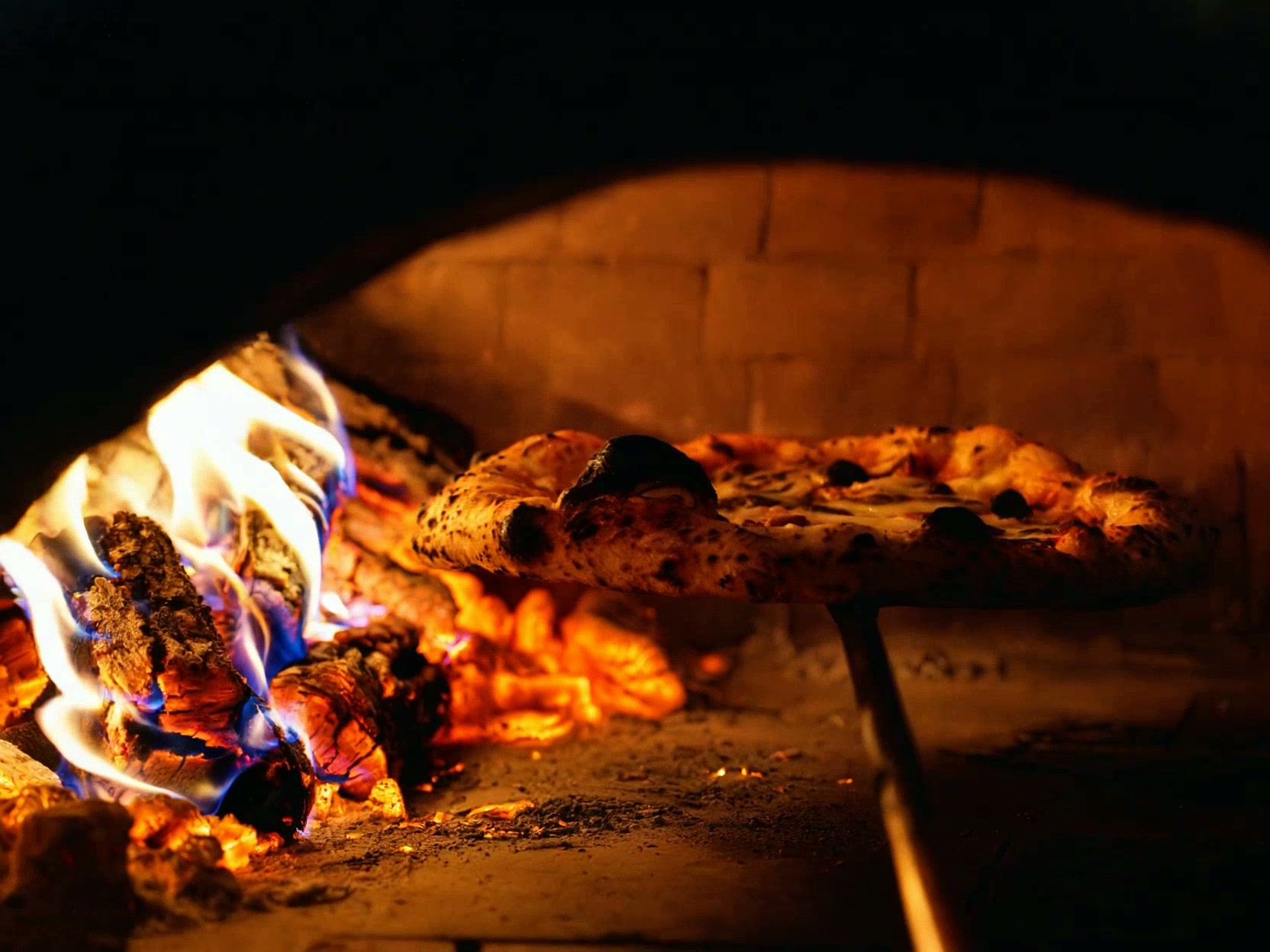 A fatüzelésű kemencében sült pizza művészete