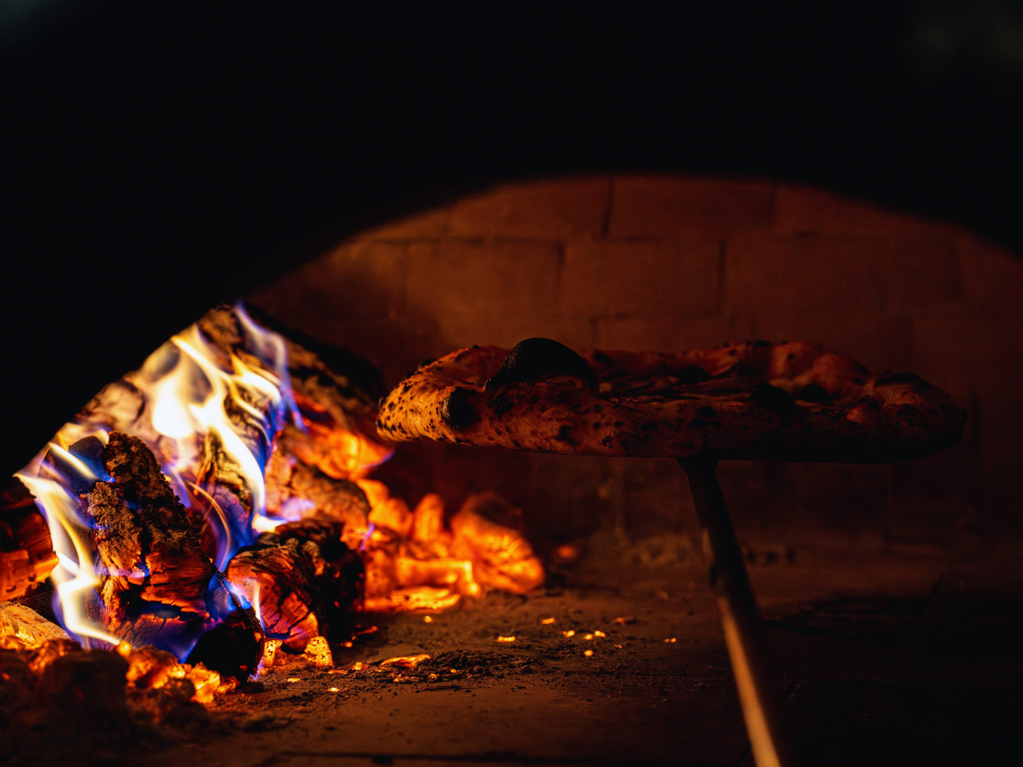 Fatuzelesu pizzakemence csepelen a cavallino etteremben